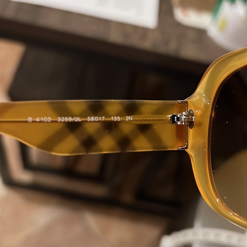 Oversized Burberry Sunglasses - Picture 7 of 7